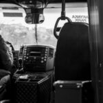 Een buschauffeur rijdt door Nissewaard met passagiers aan boord, kleurrijke omgeving en drukke straten.