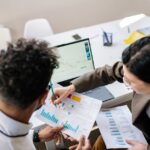 Een team dat samenwerkt aan recruitment marketing strategieën voor een sterker werkgeversmerk.