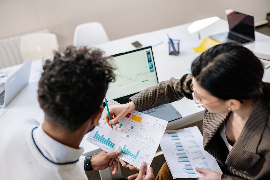 Een team dat samenwerkt aan recruitment marketing strategieën voor een sterker werkgeversmerk.