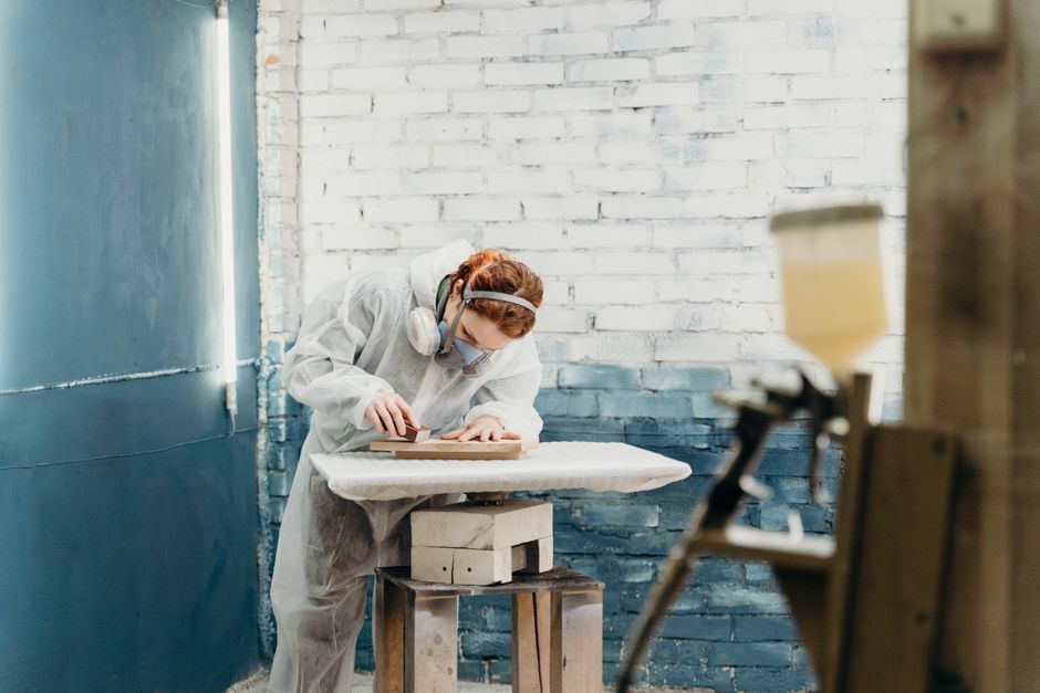 Professioneel gespoten meubels en kozijnen voor een frisse uitstraling van je interieur.